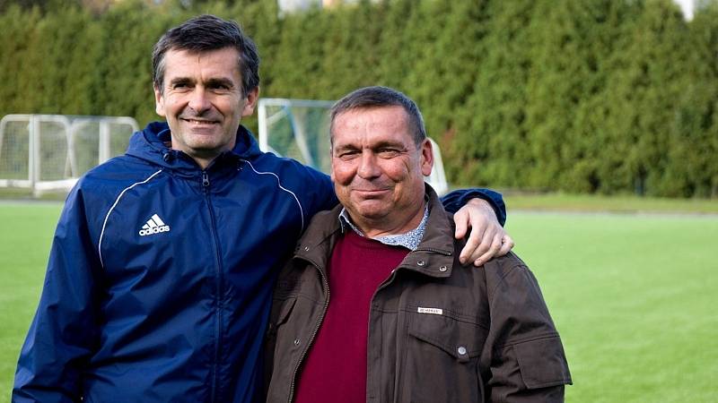 Hřiště s umělou travou na SK Kladno dostalo nový povrch, po dlouhých 17 letech. Chlapi z Dubí: trenér dorostu SK Radek Duda a Jiří Chvojka