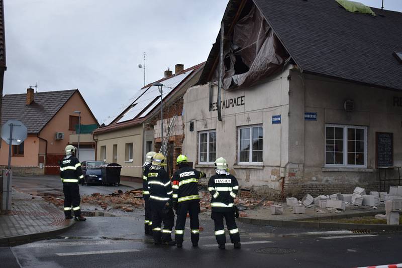 Asi nejhůře dopadla v Kladně Restaurace Na Růžku v Doberské ulici. Vzduchem lítaly cihly i tvárnice. Ulice bude v pondělí ještě nějakou dobu uzavřená.