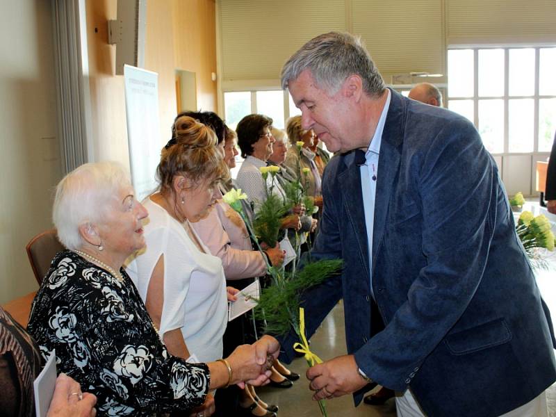 Slavnostní ceremoniál zahájení školního roku kladenské univerzity třetího věku.