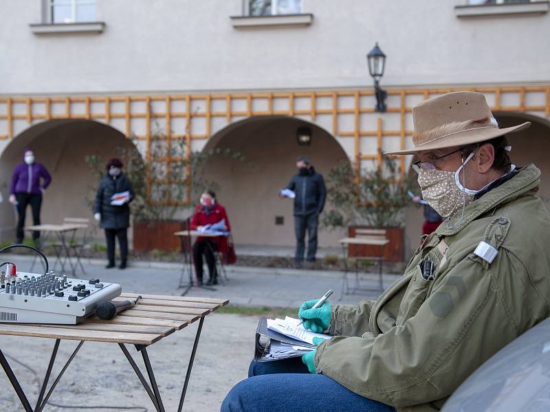 Zastupitelstvo Buštěhradu pod širým nebem na nádvoří tamního zámku.