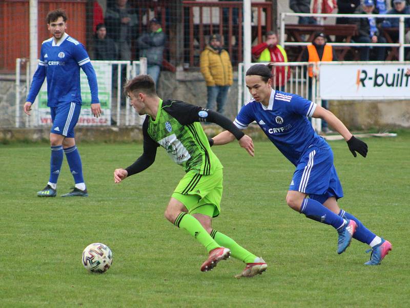 Fotbalisté Velvar (v modrém) v 19. kole ČFL B rozstříleli rezervu FK Mladá Boleslav 5:0.