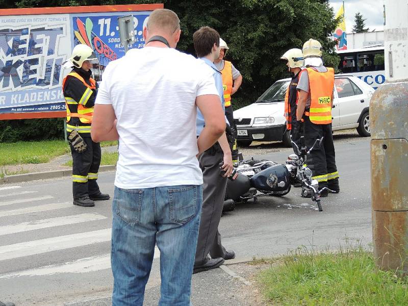 Nehoda motocyklu ve Smečenské ulici v Kladně.