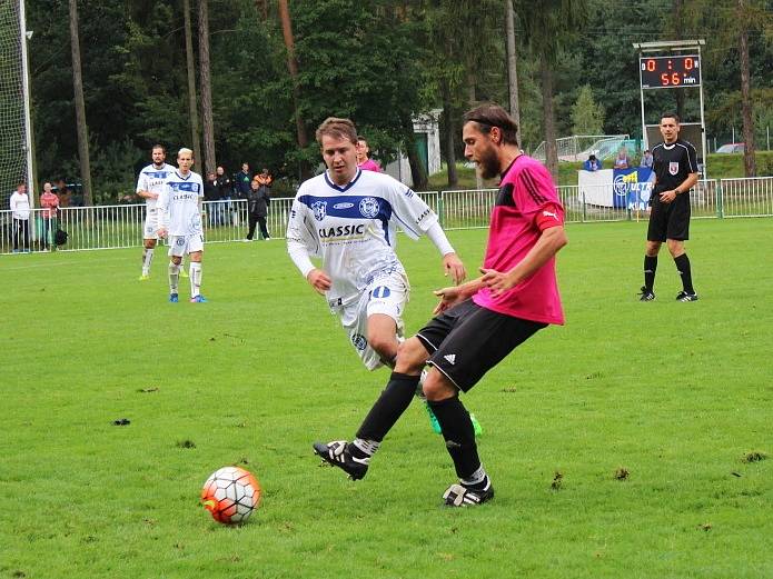 Tatran Rakovník (v růžovém) doma podlehl Kladnu na na penalty 0:1. 