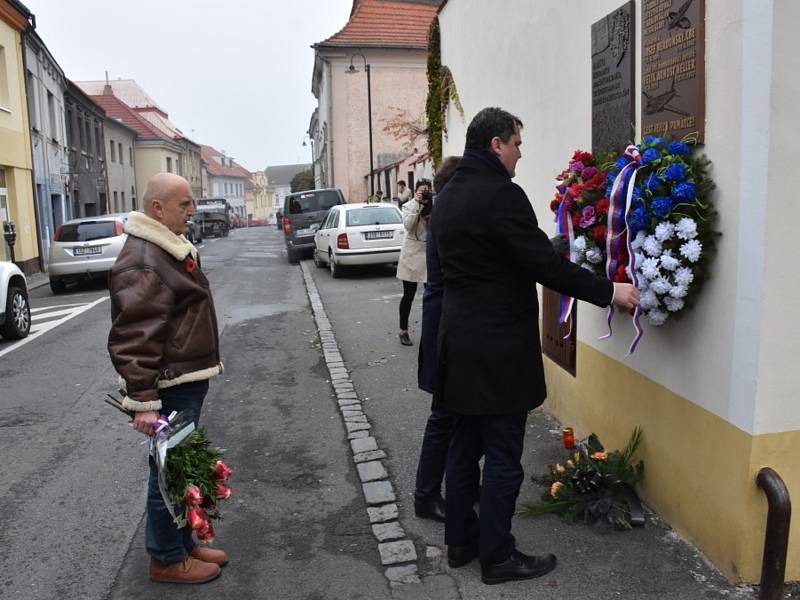 Vzpomínku na válečné veterány uctili také ve Slaném.