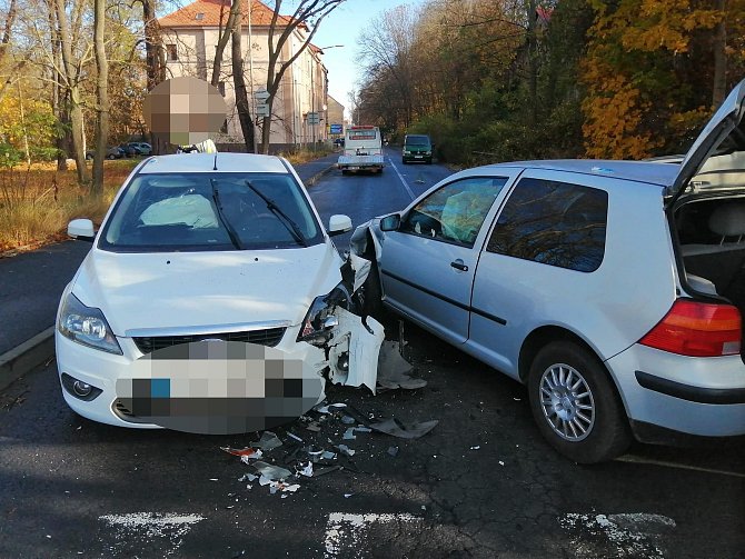 Nehoda dvou aut v Ouvalově ulici ve Slaném.