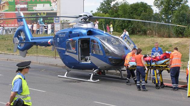 Vrtulník přistál na frekventované silnici pod pěší zónou.