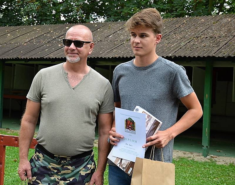 Druhý ročník soutěže střelby z pistole ve Zvoleněvsi na počest válečného veterána Ludvíka Darovce.