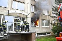 PŘI ŘÍJNOVÉM POŽÁRU bytu panelového domu v Kročehlavech hasiči evakuovali přes dvacet lidí. 