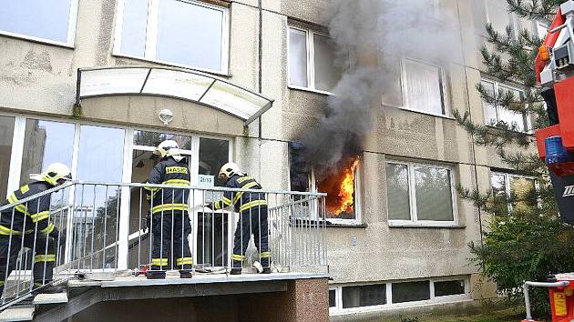 PŘI ŘÍJNOVÉM POŽÁRU bytu panelového domu v Kročehlavech hasiči evakuovali přes dvacet lidí. 