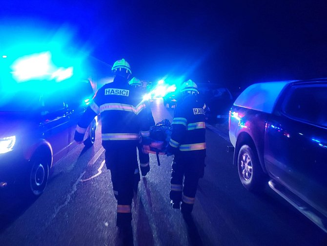 Nehoda čtyř osobních automobilů na dálnici D6 u Kamenných Žehrovic.