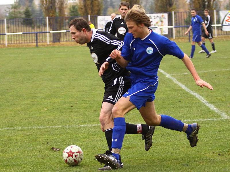 Mladičký Tomáš Andruchovič (v modrém) pravidelně nastupuje na stoperu v sestavě Čechie. 
