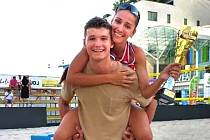 Lukáš Kyjanica s přítelkyní Barborou, mistryní Slovenska v beach volejbalu.