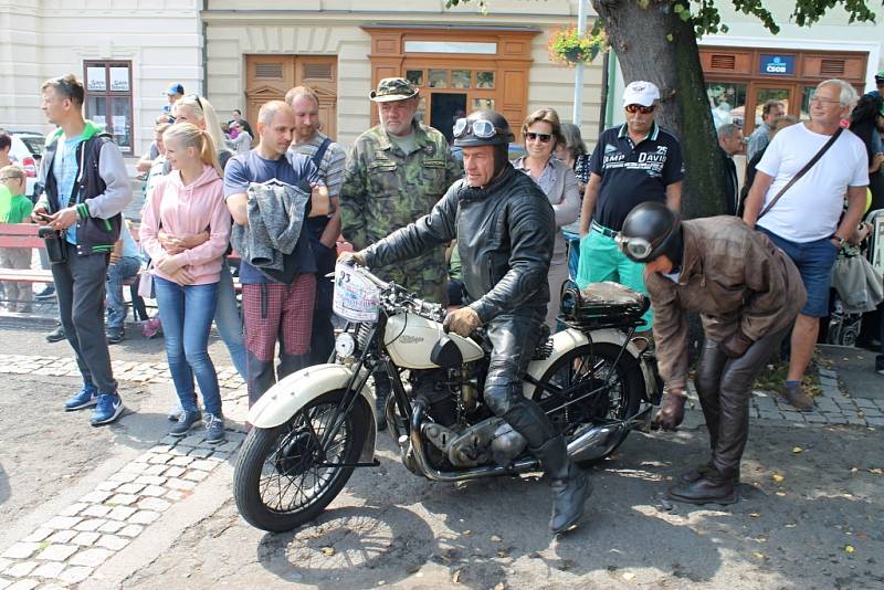 Legendární jízda historických vozidel přilákala opět po roce do Slaného desítky účastníků. První okruh se jel už před pětašedesáti lety.