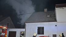 Při požáru domu v Kladně vznikla škoda 250 tisíc korun.