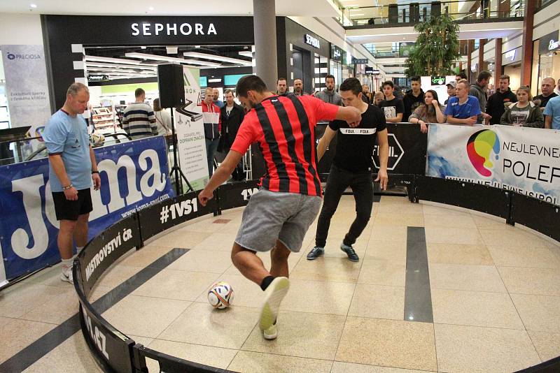 Mistrovství republiky ve fotbale 1vs1 v pražském nákupním centru Harfa.