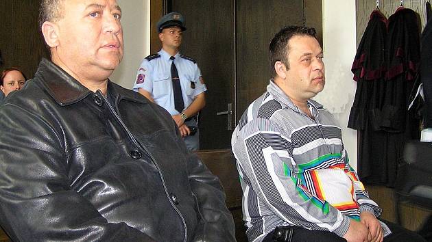 Pavel Dezider Mezei (vlevo) dostal podmíněný trest za tři skutky. Co se týče podezření z vybírání výpalného, byl on i jeho bratr Ivan Wait obžaloby zproštěn.