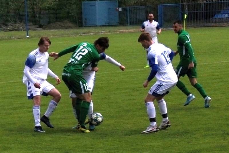 První příprava po mnoha měsících, SK Kladno (v bílém) prohrálo doma s celkem  Velké Hamry 0:3.