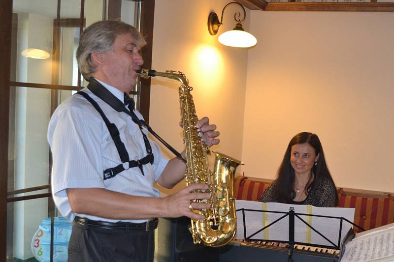 Jazz a swing v kavárně zahráli Laura Vlková a Roman Fojtíček. 