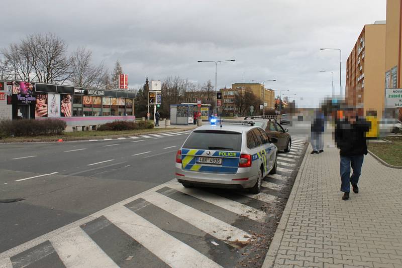 Ve vodárenské ulici v Kladně srazilo auto ženu.