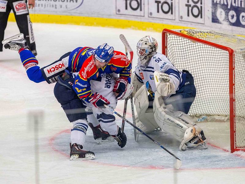 Rytíři Kladno (v bílém) porazili v souboji špičkových celků WSM ligy České Budějovice 3:0. Únik Švihálka