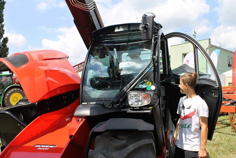 Polní den se konal ve družstvu Agra Řisuty na pracovišti v Ledcích.