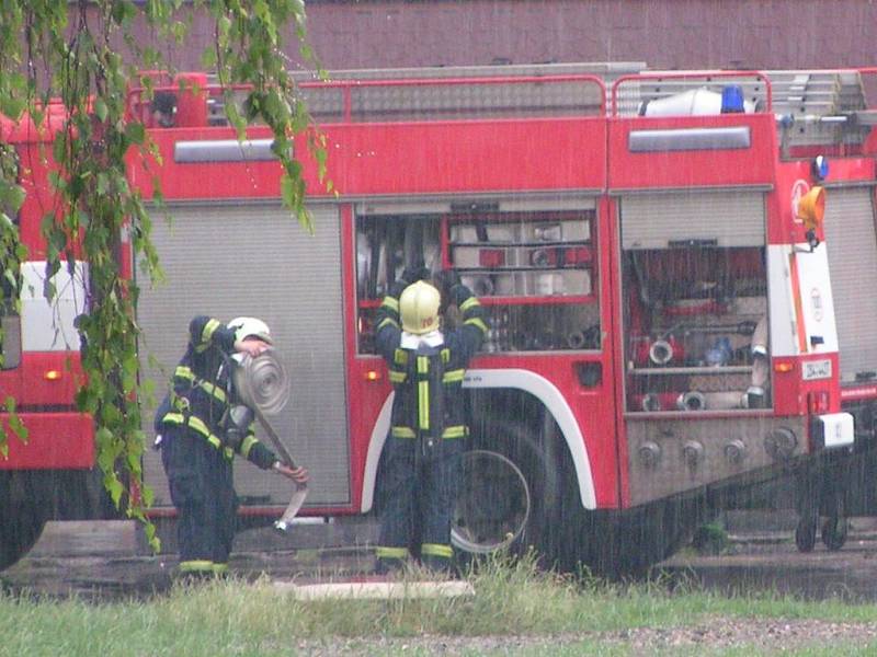 ZÁSAH V DEŠTI. Hasiči ve čtvrtek vyjížděli vytahovat lidi z výtahů či k dopravní nehodě. 