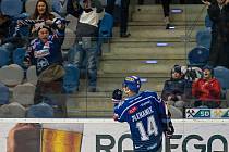 Hokejová extraliga: Kladno (v modrém) hostilo v Chomutově Pardubice.  Tomáš Plekanec překonal Frodla v oslabení.