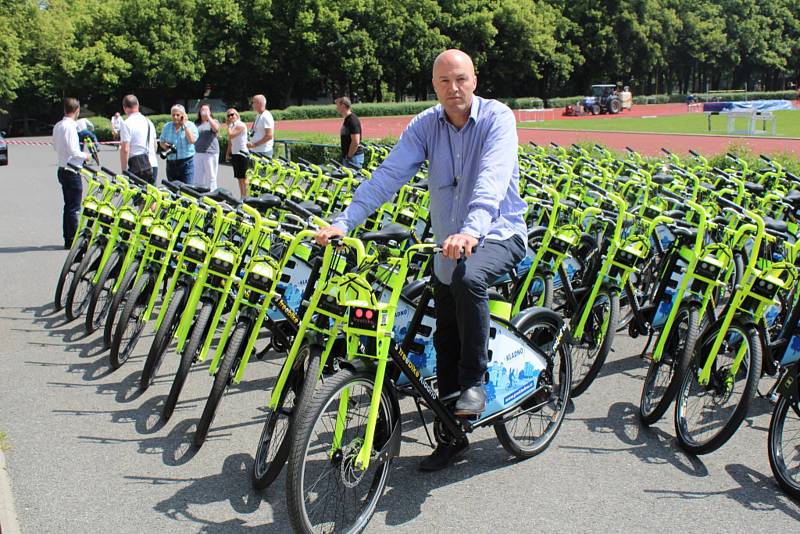 Růžová běžná kola vystřídala zeleno-žlutá elektrokola.