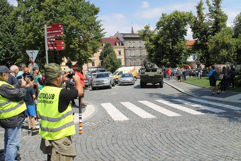 Legendární jízda historických vozidel přilákala opět po roce do Slaného desítky účastníků. První okruh se jel už před pětašedesáti lety.