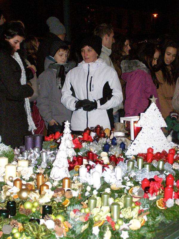 Rozsvícení Vánočního stromu splněných přání přilákal na náměstí Starosty Pavla tisíce lidí.