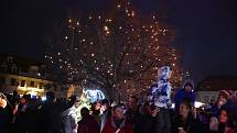 Slavnostně byl rozsvícen vánoční strom a osvětlení města Slaného.
