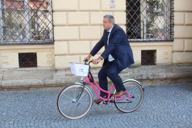 Ve čtvrtek 17. srpna byl v Kladně zahájen zkušební tříměsíční provoz sdílených kol.