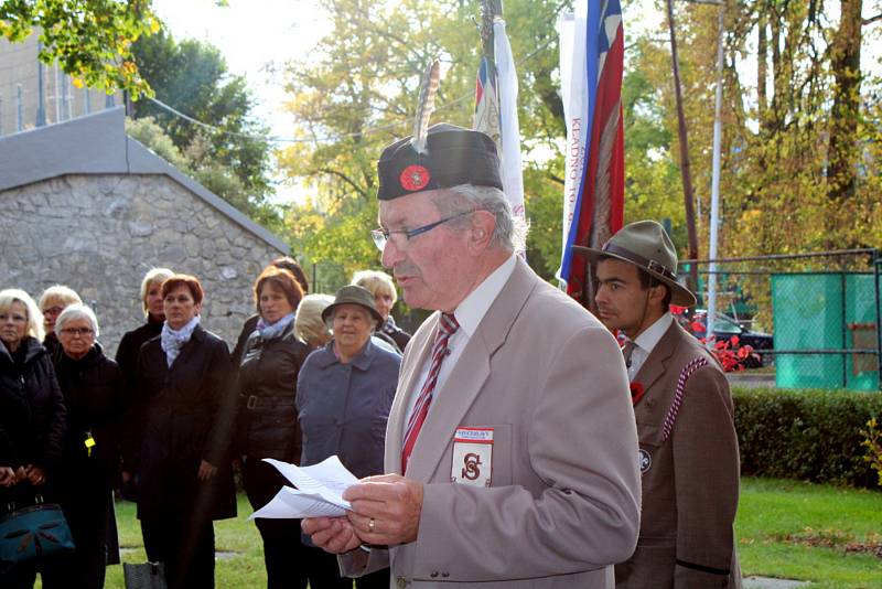 Mnoho lidí se přišlo na kladenské Sletiště poklonit památce umučených sokolů. Foto: Jan Brabec