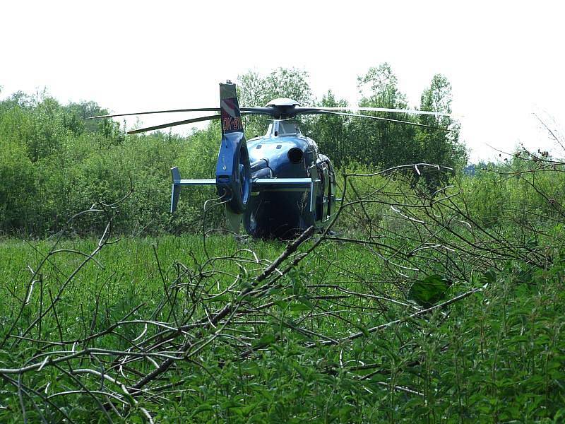 K tragédii je sjely policejní, hasičské i záchranářské vozy. Zasahoval zde i vrtulník.