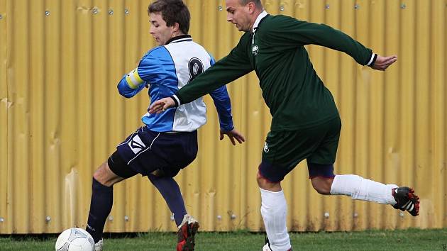 Tomáš Vimr ze Zlonic (v modrém), byl podle klubů nejlepším fotbalistou okresních soutěží v roce 2013. 