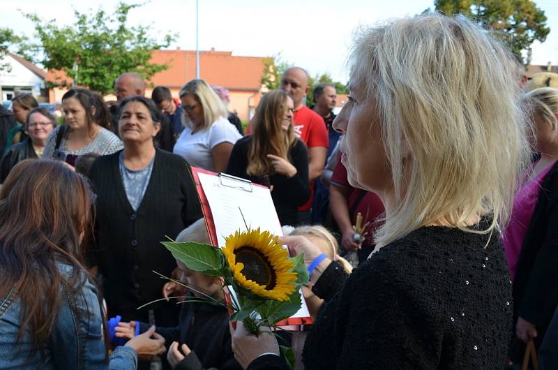 Velvarské školáky přivítala také pilná včelka, děti si užily soutěže i dílničky.