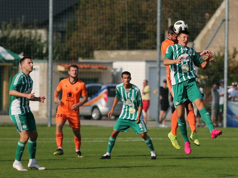 Fotbalisté Mladé Boleslavi (v oranžovém) porazili jedinou brankou třetiligový Sokol Hostouň, a v Mol cupu si tak zajistili postup do třetího kola.