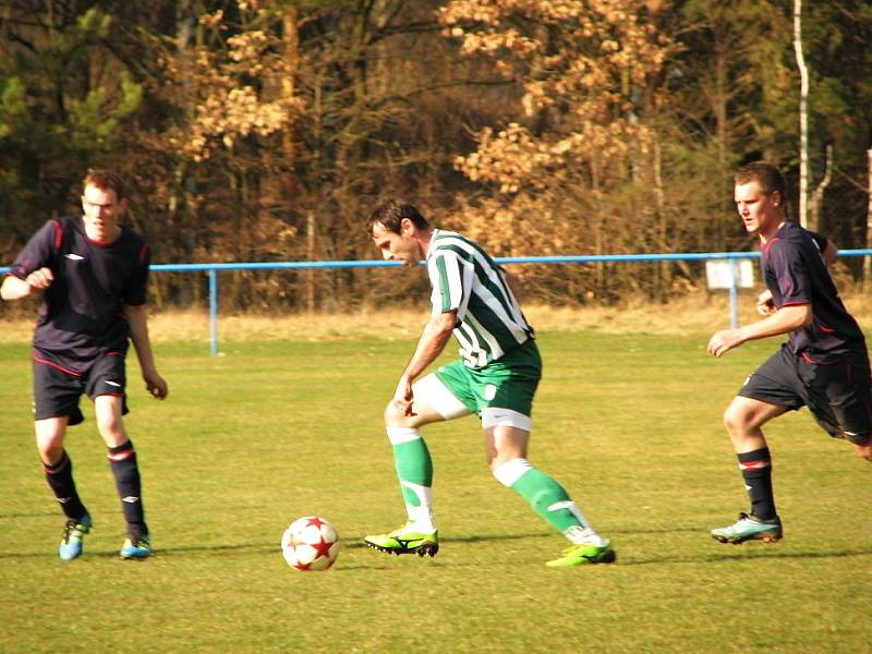 Doksy (v tmavém) trochu krutě vysoko doma podlehly Loděnicím 1:4