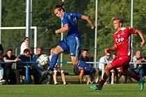 Mol Cup a překvapení: Velvary (v modrém) porazily po penaltách Pardubice a jsou mezi šestnácti nejlepšími týmy soutěže.