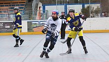 Hokejbalové Kladno (v bílém) pokračuje v extralize v matných výkonech, doma padlo s Hostivaří vysoko 2:7.