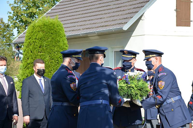 Poklonit se památce prvního československého prezidenta Tomáše Garrigue Masaryka přijeli v pondělí 14. září do Lán přední političtí představitelé, ale také zástupci Sokola a dalších organizací.