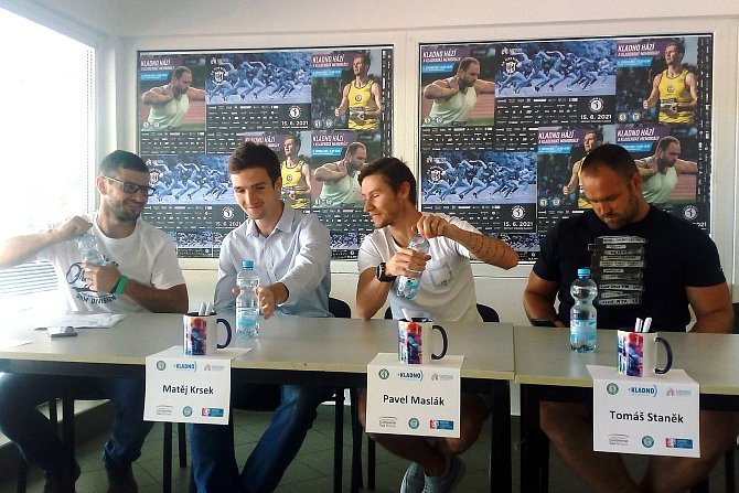 Mítink Kladno hází a jeho hvězdy (zprava) Tomáš Staněk, Pavel Maslák, Matěj Krsek a muž, který pro mítink udělal nejvíc organizačně - Jakub Kubálek.