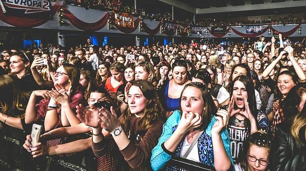 KLADENŠTÍ FANOUŠCI byli z koncertu kapely Slza nadšení a nešetřili aplausem.