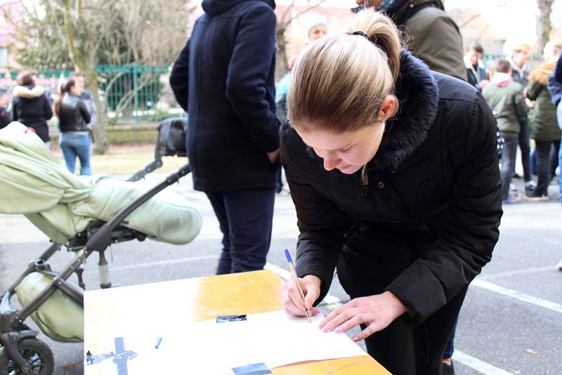 Ve dvoře Gymnázia Kladno stávkovaly stovky studentů.