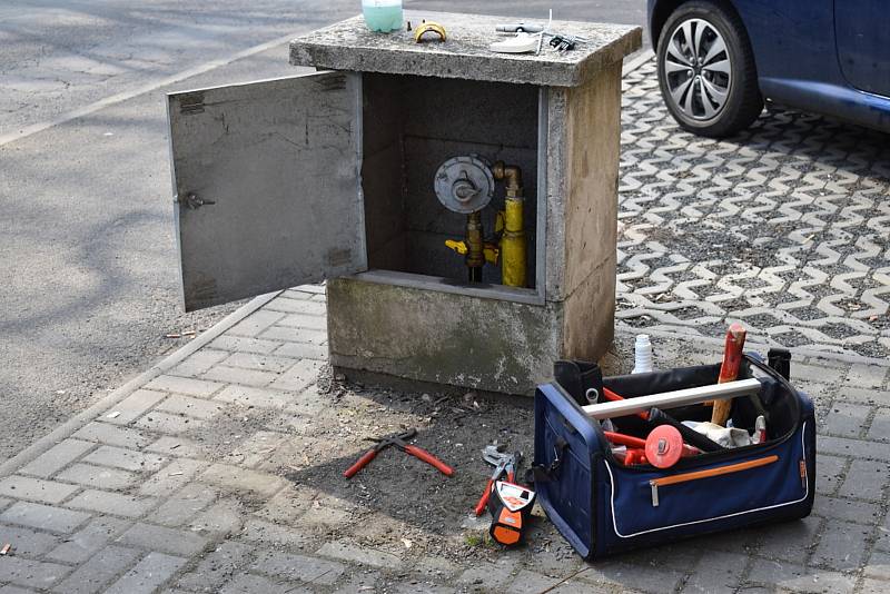 V Ouvalově ulici ve Slaném někdo poškodil uzávěr plynu, plynaři závadu neprodleně odstranili.