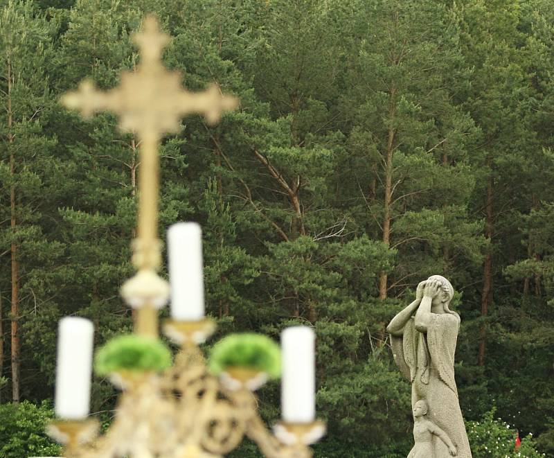 Mše na základech kostela Sv. Martina předcházela pietní vzpomínce // Pietní vzpomínka k 74. výročí vyhlazení obce Lidice se konala 11. června 2016