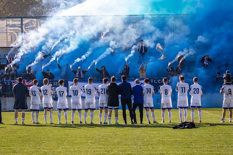 Divizní derby: Kladno (v bílém) porazilo Slaný vysoko 8:0. Foto: Roman Mareš