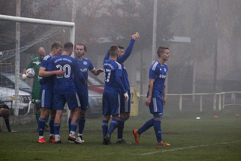 V posledním podzimním kole ČFL Velvary (v modré) porazili ve velké mlze Hradec králové B 6:0. Ladislav Vopat vstřelil 4 branky.