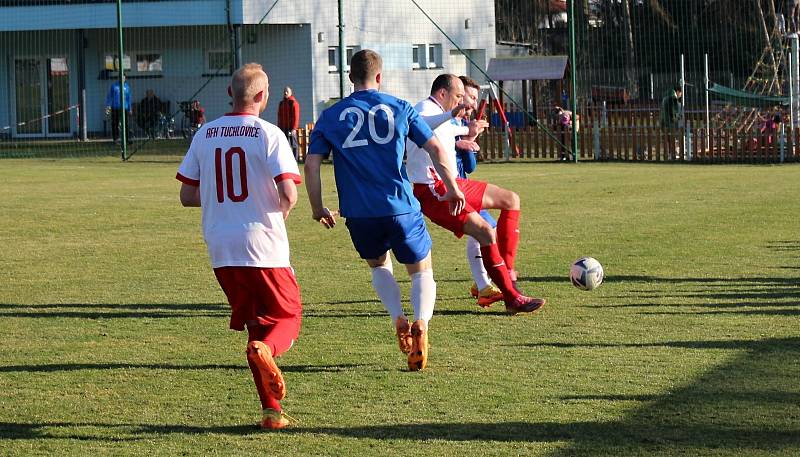 Doksy (v modrém) vybojovaly cennou výhru 3:0 nad Tuchlovicemi.