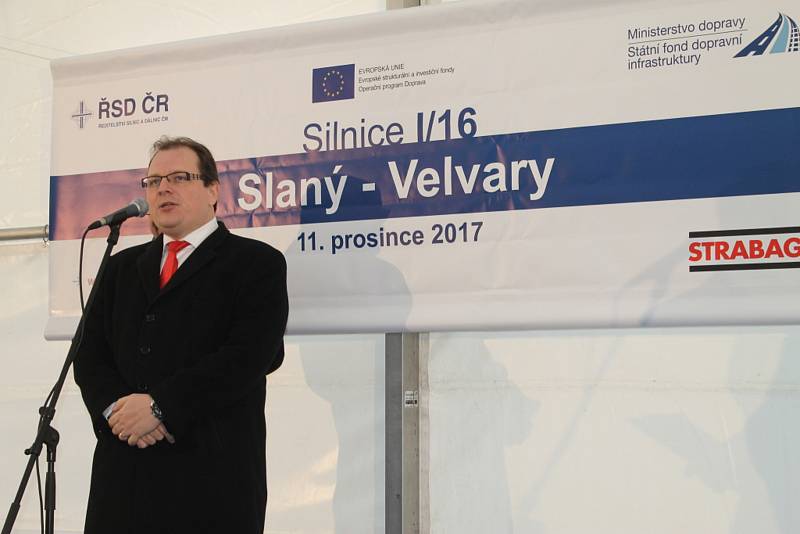 Poklepání na základní kámen přeložky silnice I/16 Slaný - Velvary. Slavnost akt za přítomnosti ministra dopravy Dana Ťoka se uskutečnil. 11. prosince 2017 v 11 hodin.